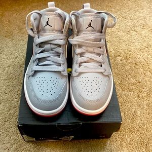 Air Jordan 1 Mid Wolf Grey & Pink!